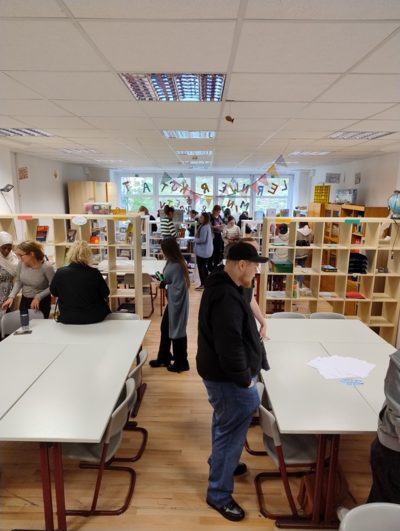 Bücherausstellung Junge, interessierte Menschen und Studierende stöbern durch die Bücherausstellung.