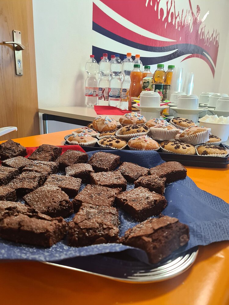 Ein Teller mit einer dunkelblauen Servierte, auf dem Brownies liegen.