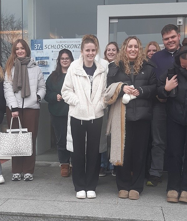 Schülerinnen und Schüler posieren für ein Gruppenfoto.