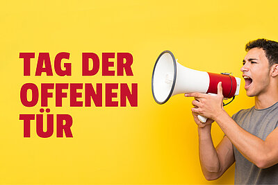 Rechts im Bild ist ein junger Mann im T-Shirt mit einem Megaphon zu sehen, das er mit beiden Händen zu seinem Mund gehoben hat, den er scheinbar zu einem Ruf geöffnet hat. Links daneben ist die Aufschrift "Tag der offenen Tür" in roten Lettern zu sehen. Der Hintergrund ist gelb.